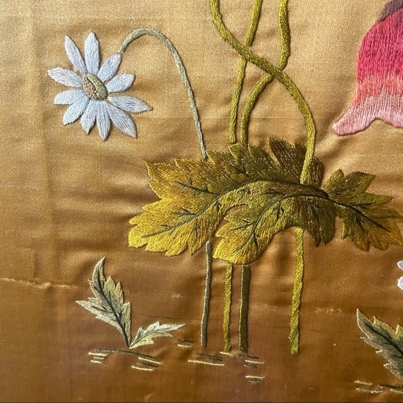 CHINESE silk embroidery of wild poppies and daisies on gold silk. Rare fine art. - Picture 2 of 11